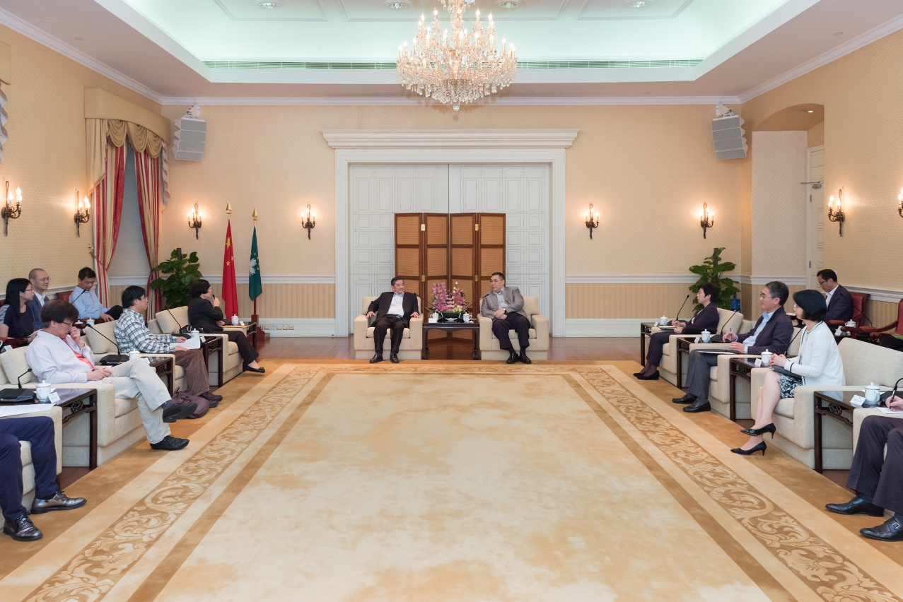 The Chief Executive, Mr Chui Sai On, holds a meeting at the Government Headquarters with 11 members of the Legislative Assembly to exchange views on issues relating to Pearl Horizon.