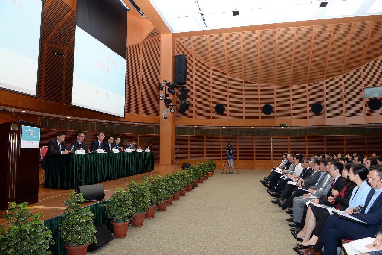 Representantes da Comissão de Assuntos Eleitorais da Assembleia Legislativa (CAEAL) e do Comissariado Contra a Corrupção (CCAC) realizam sessão de esclarecimento sobre a Lei Eleitoral para a Assembleia Legislativa, destinada a trabalhadores e responsáveis de associações da Função Pública.