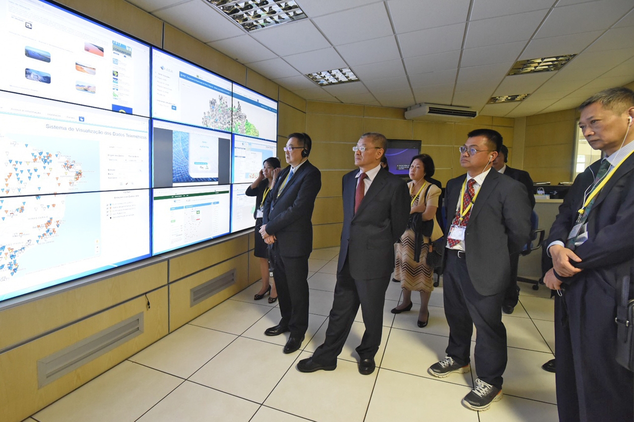 A delegation from the “9+2” provinces and special administrative regions (SARs) from the Pan-Pearl River Delta Region, tours facilities at the Brasília headquarters of the Operations and Management Center of the Amazonian Protection System.