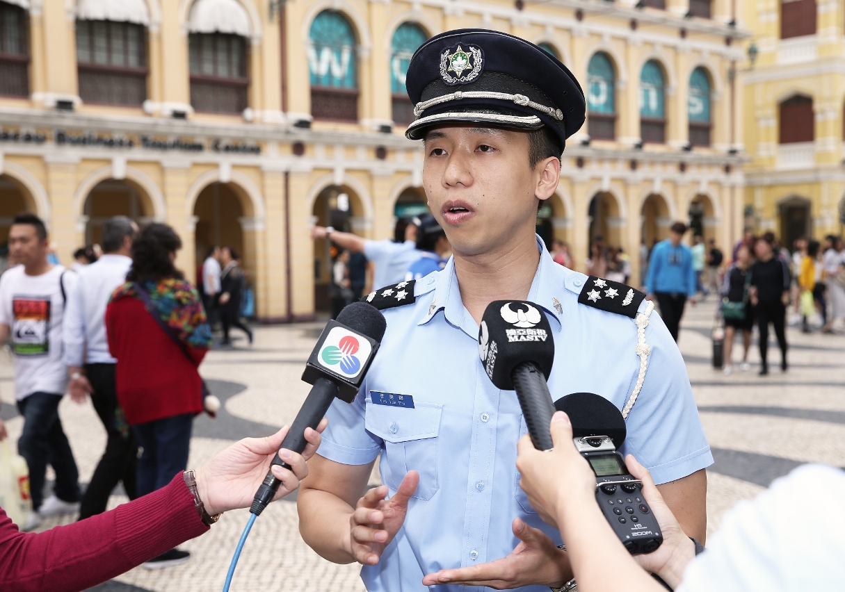 本局行動廳李德輝警司帶領宣傳小隊到新馬路一帶進行防罪滅罪宣傳並接受傳媒訪問