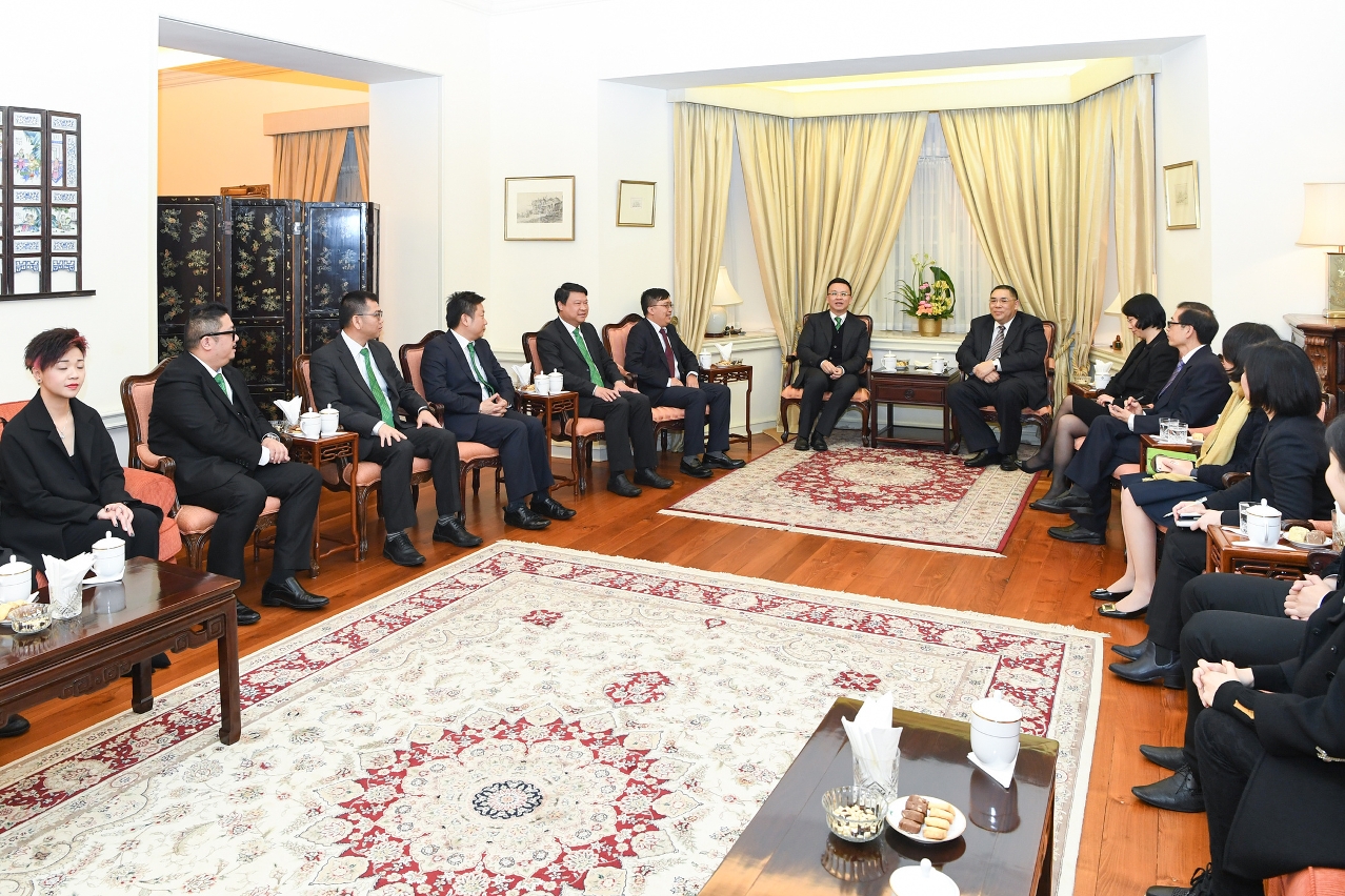 Encontro do Chefe do Executivo com os dirigentes da comissão da Juventude da Associação Comercial de Macau