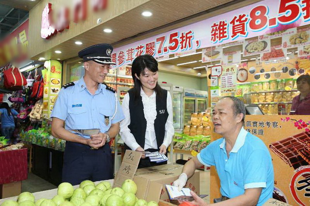 宣傳隊向市民大眾了解區內的打風情況