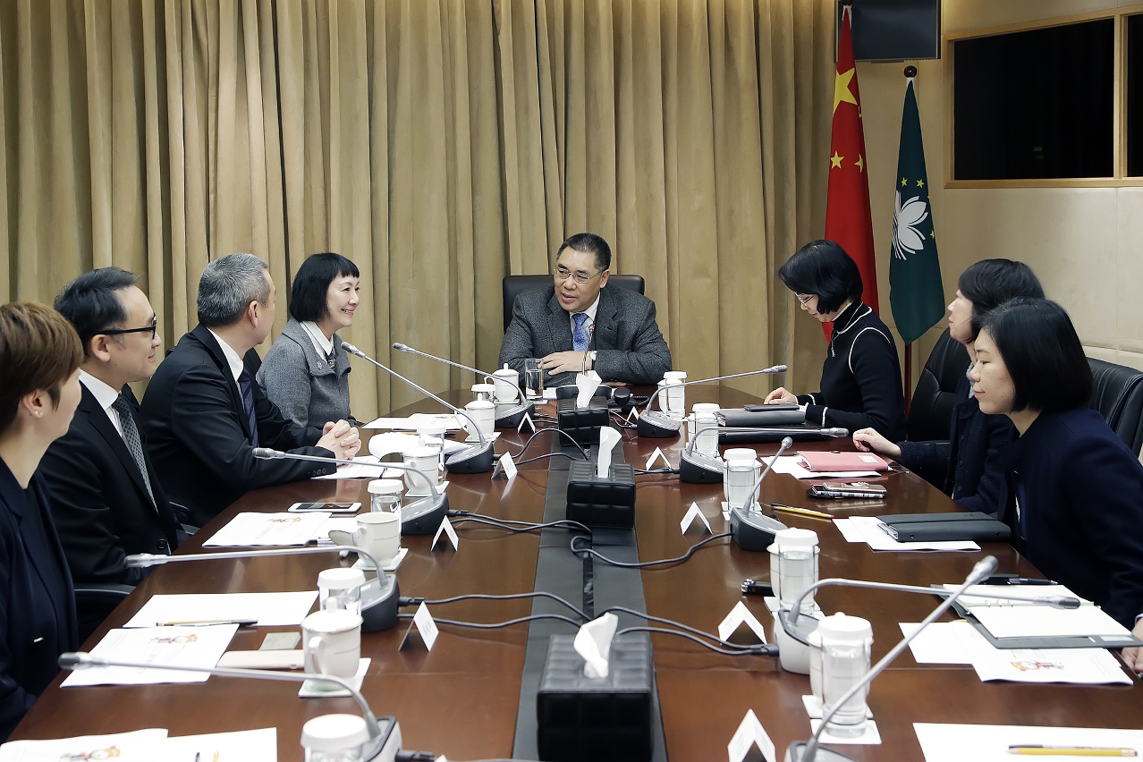 Chefe do Executivo, Chui Sai On, recebe representantes da Comissão Organizadora do Festival de Compras de Macau de 2017.