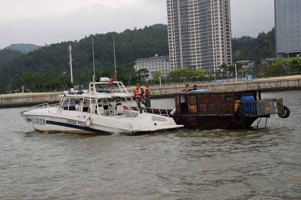 珠海公安邊防在澳門海域外圍巡查往來船隻