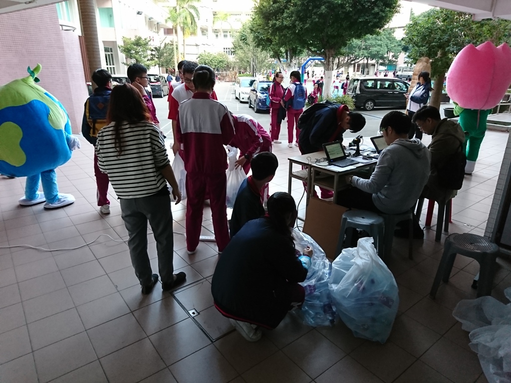 Alunos a recolher objectos e a inspeccionar objectos recolhidos
