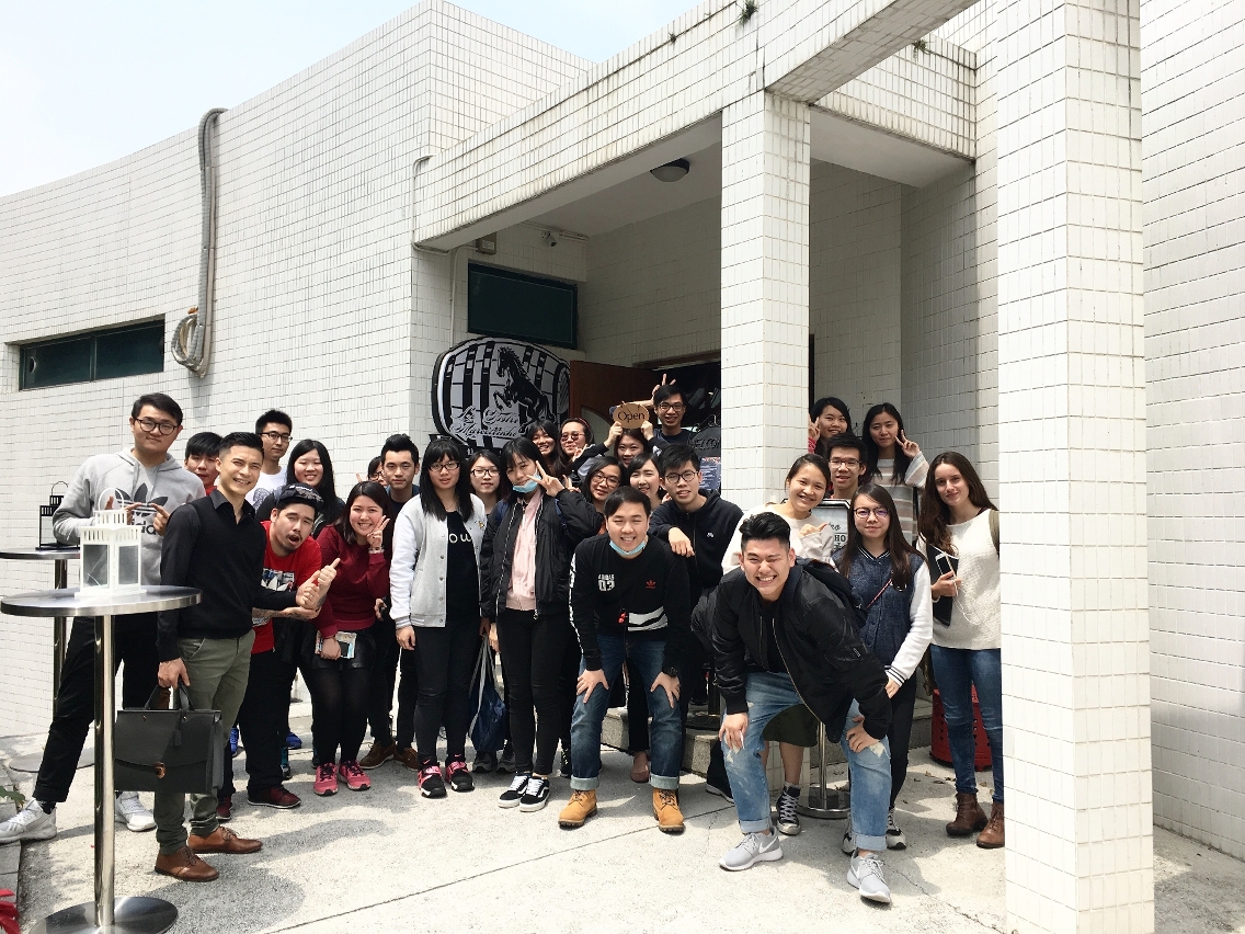 Dr. Fernando Lourenço and the owner of Le Bistro Marcellinho took a photo with the students