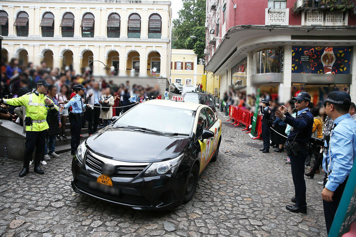 警員於大三巴牌坊一帶實施人車分流
