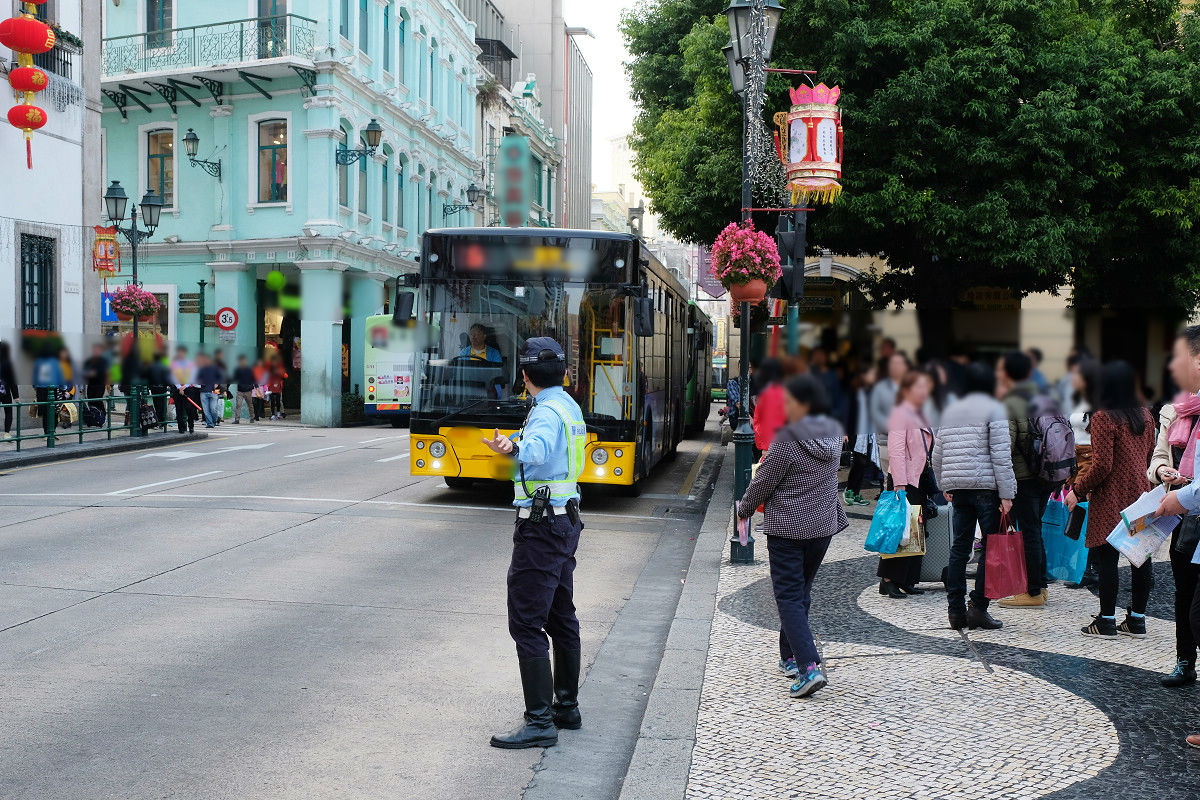 警員於新馬路一帶維持秩序
