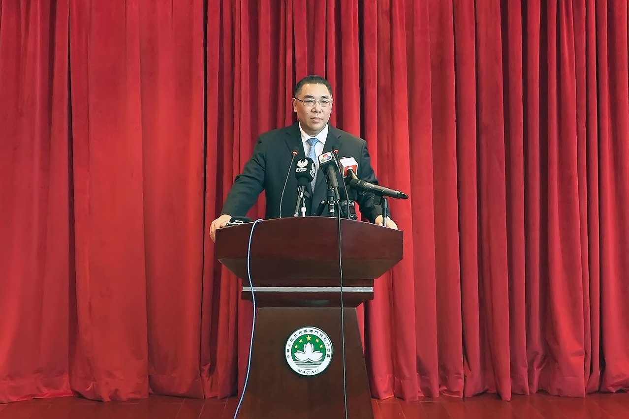 Chefe do Executivo, Chui Sai On, fala à comunicação social, no Aeroporto Internacional de Macau, antes da partida para Pequim