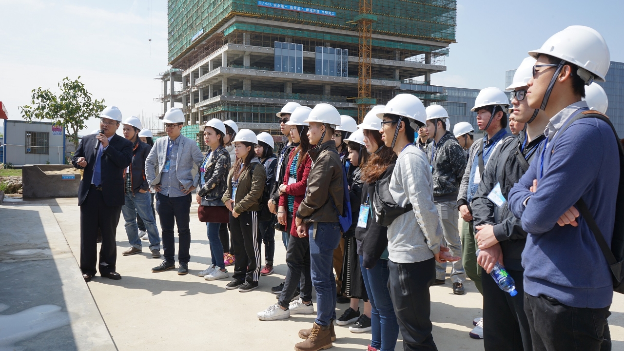 聽取人員介紹中醫藥科技產業園的發展規劃