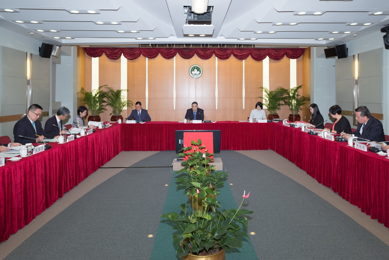 The Chief Executive and Chairman of the Committee for Development of the Commercial and Trade Cooperation Service Platform between China and Portuguese-speaking Countries, Mr Chui Sai On, presides over the second plenary meeting of the Committee.