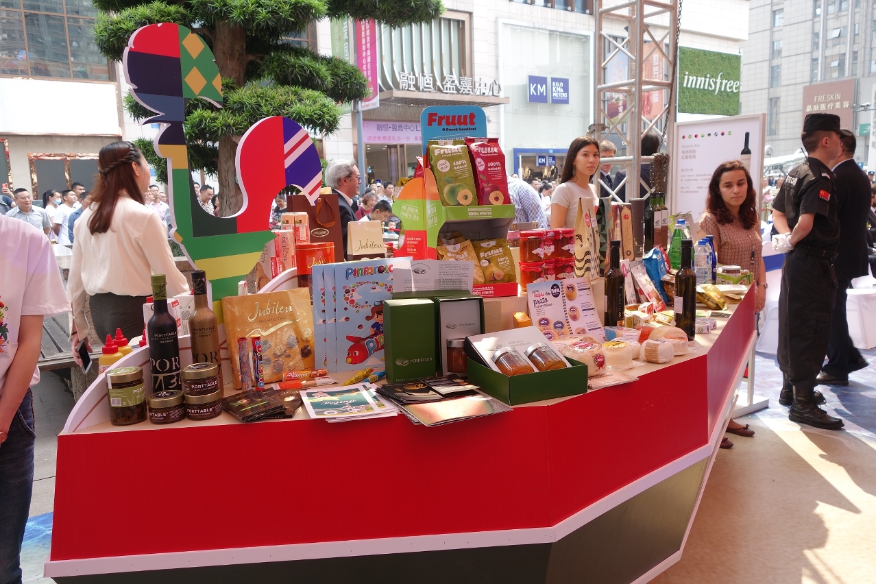 Exposição de grandes variedades de produtos dos países lusófonos no “1.º Carnaval dos Países de Língua Portuguesa em Chongqing (China)”
