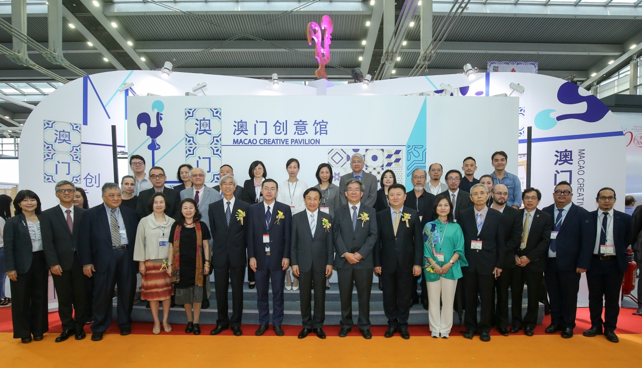 O "Pavilhão da Criatividade de Macau" inaugura, os convidados tiram fotografia em grupo.