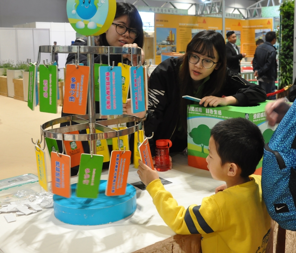Children learn environmental knowledge through on-site activities.
