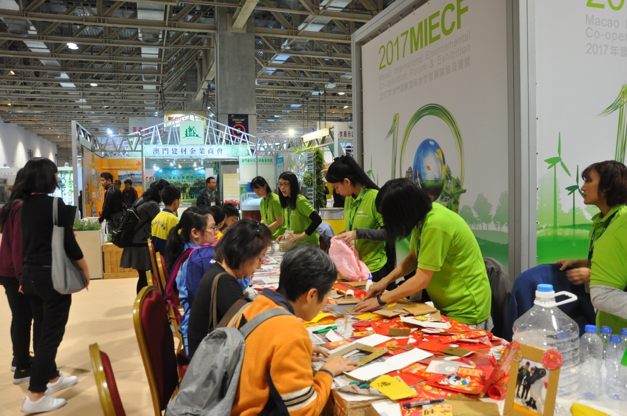 The environmental workshops at the “Green Public Day” promote the use of imagination and creativity to convert household waste into environmentally friendly articles