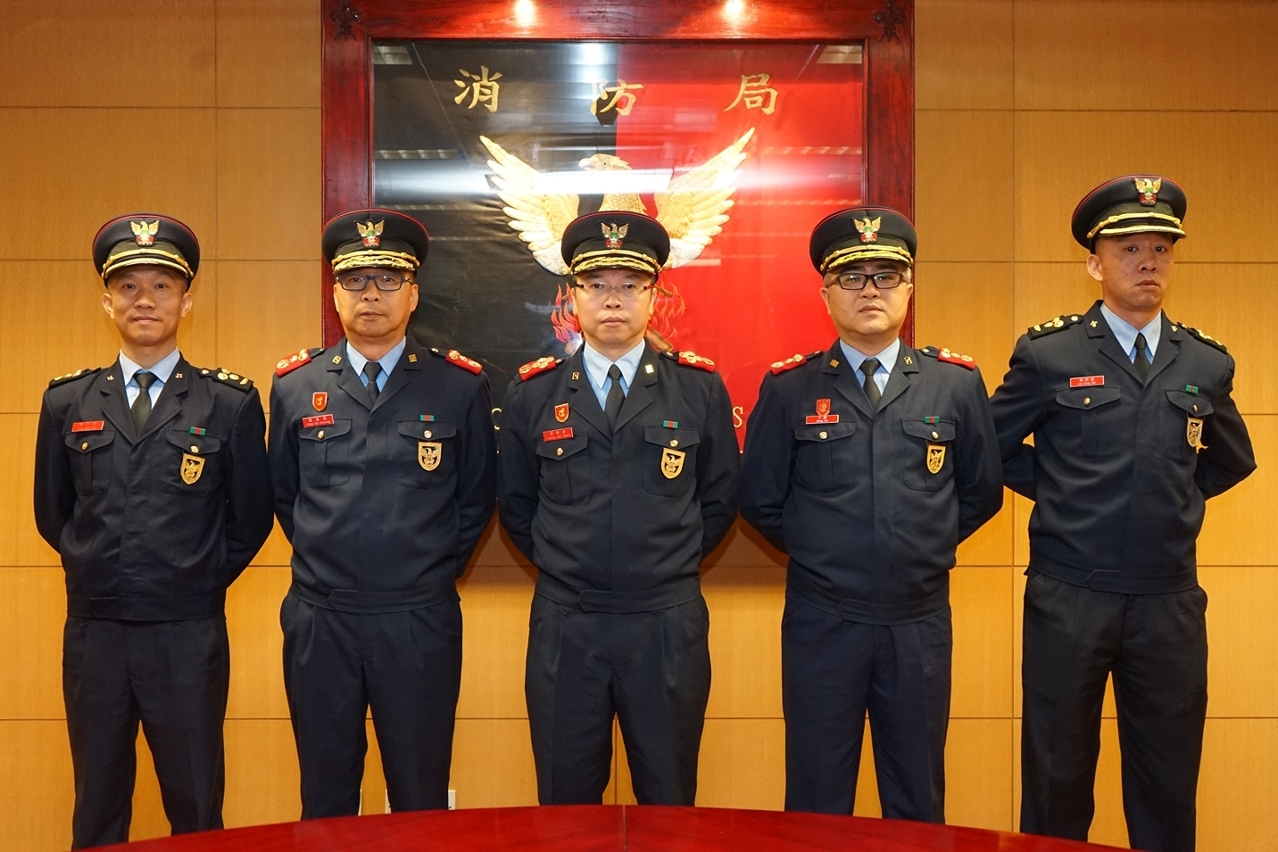 Fotografia conjunta entre o Comandante do CB, Leong Iok Sam, (3.º à esquerda) e agentes promovidos