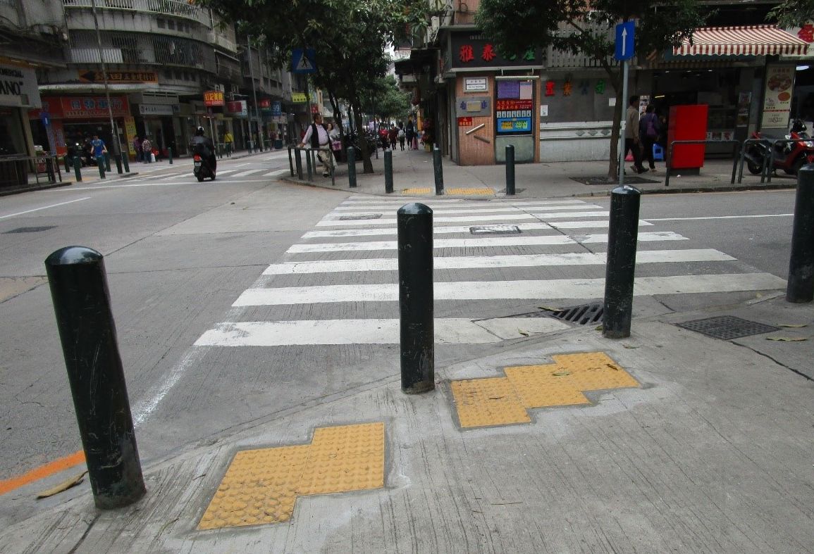 具有較大凸出點的“危險警示磚＂可提醒視障人士路口位置，保障過路安全