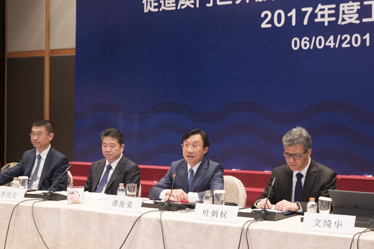 澳門特別行政區政府社會文化司司長譚俊榮(右二)發言