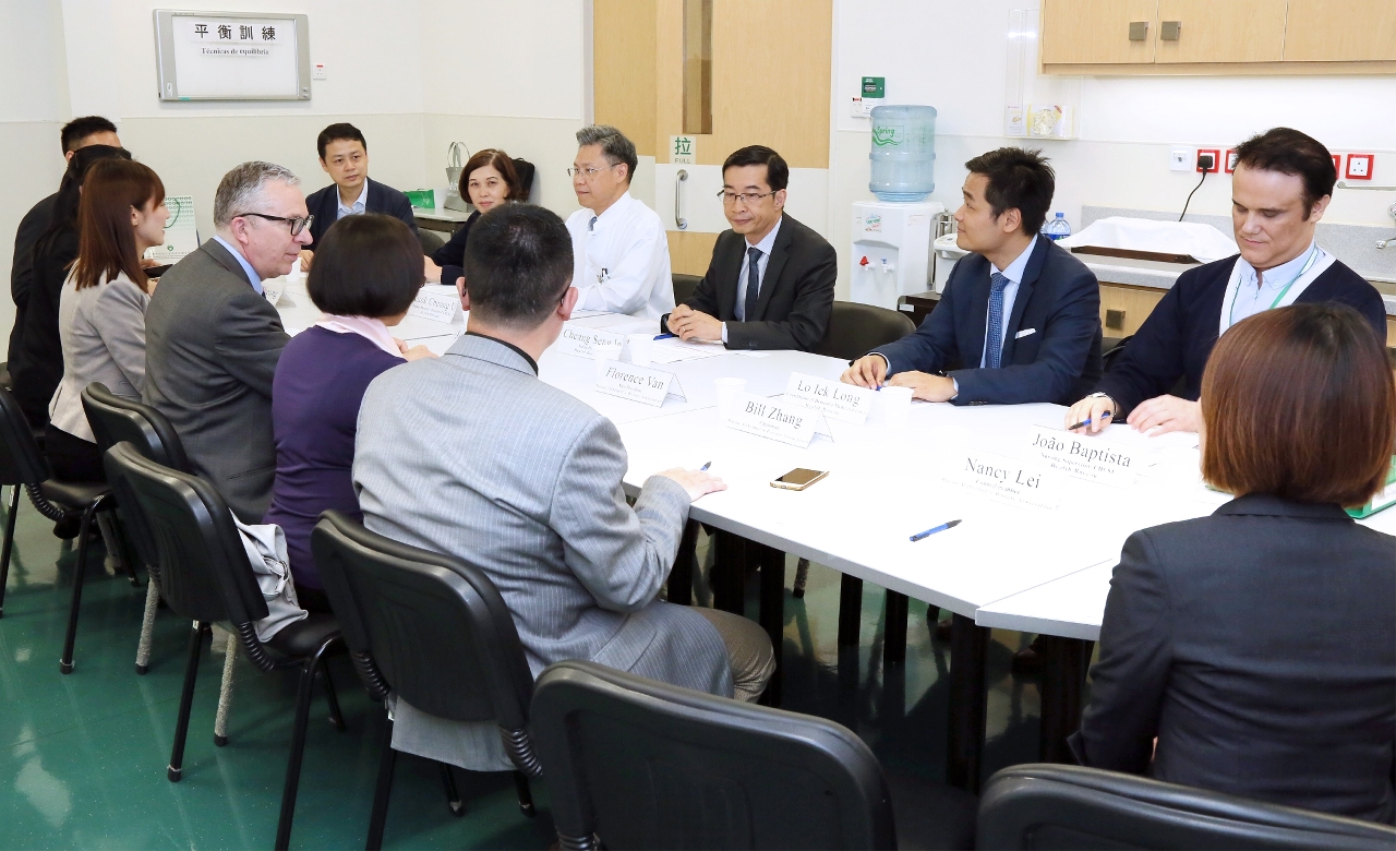 衛生局代表向與會者介紹澳門失智症服務現況及規劃