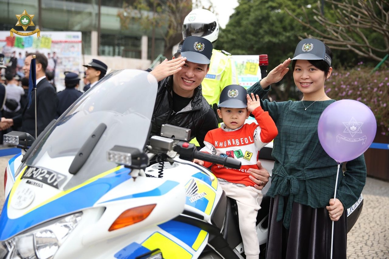 一家大小享受扮演警察的樂趣