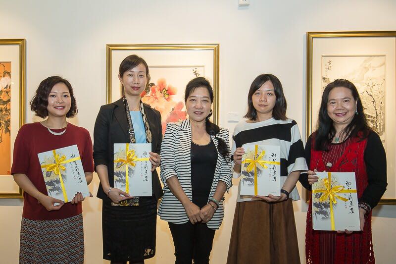 Dr. Fanny Vong, President of IFT, artist Che In Lei and guests attended the opening ceremony.