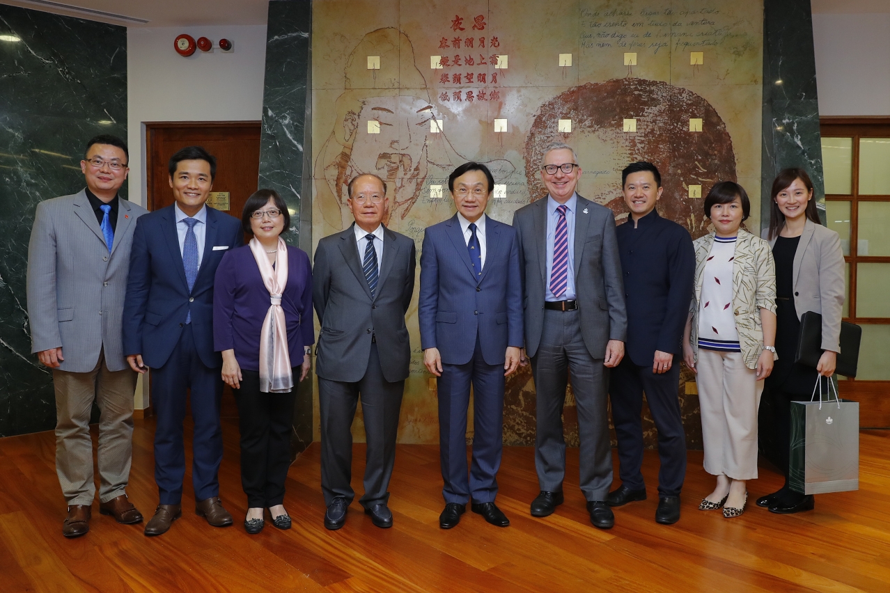 Alexis Tam e os representantes da Alzheimer’s Society, UK, e da Associação da Doença de Alzheimer de Macau.
