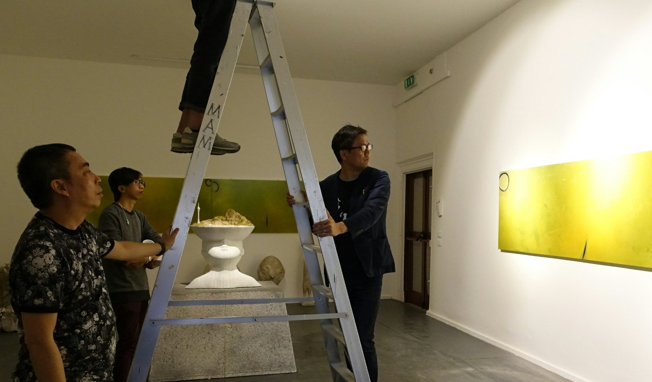 As obras de arte em processo de montagem antes da estreia