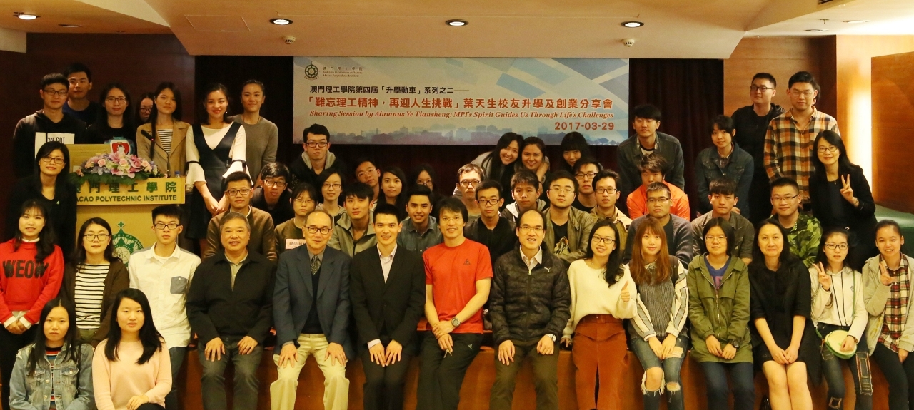 Students and teachers taking photos with Alumnus Ye Tiansheng
