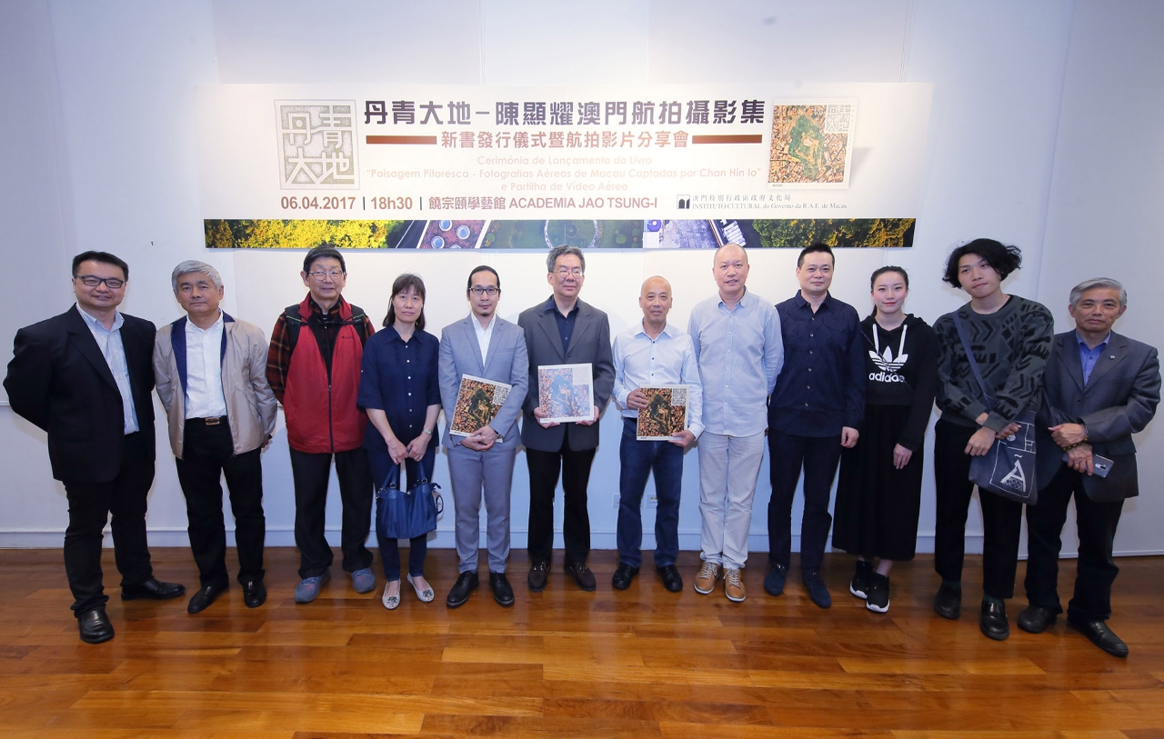 Group photo of the guests