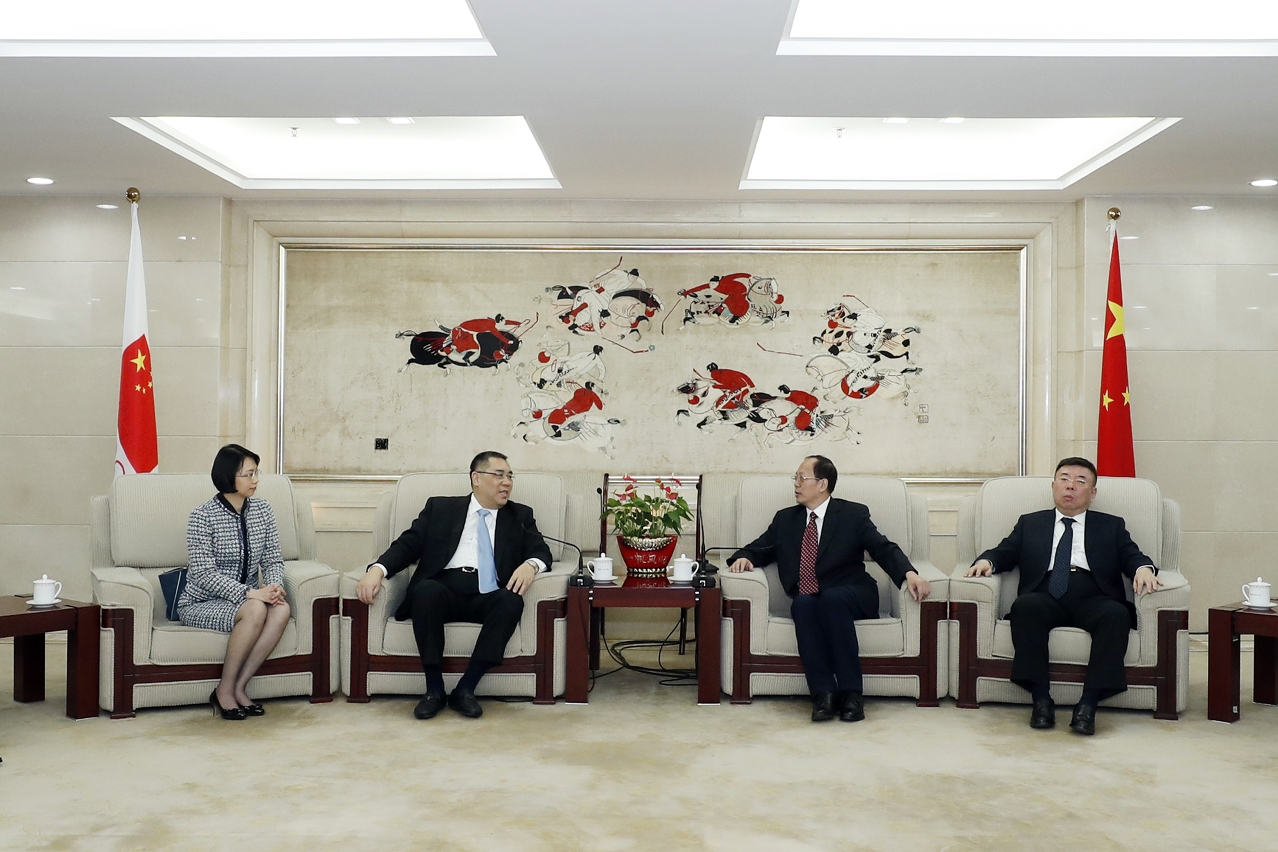 Encontro entre o Chefe do Executivo, Chui Sai On, e o director da Administração Geral do Desporto e presidente do Comité Olímpico da China, Gou Zhongwen, em Pequim.