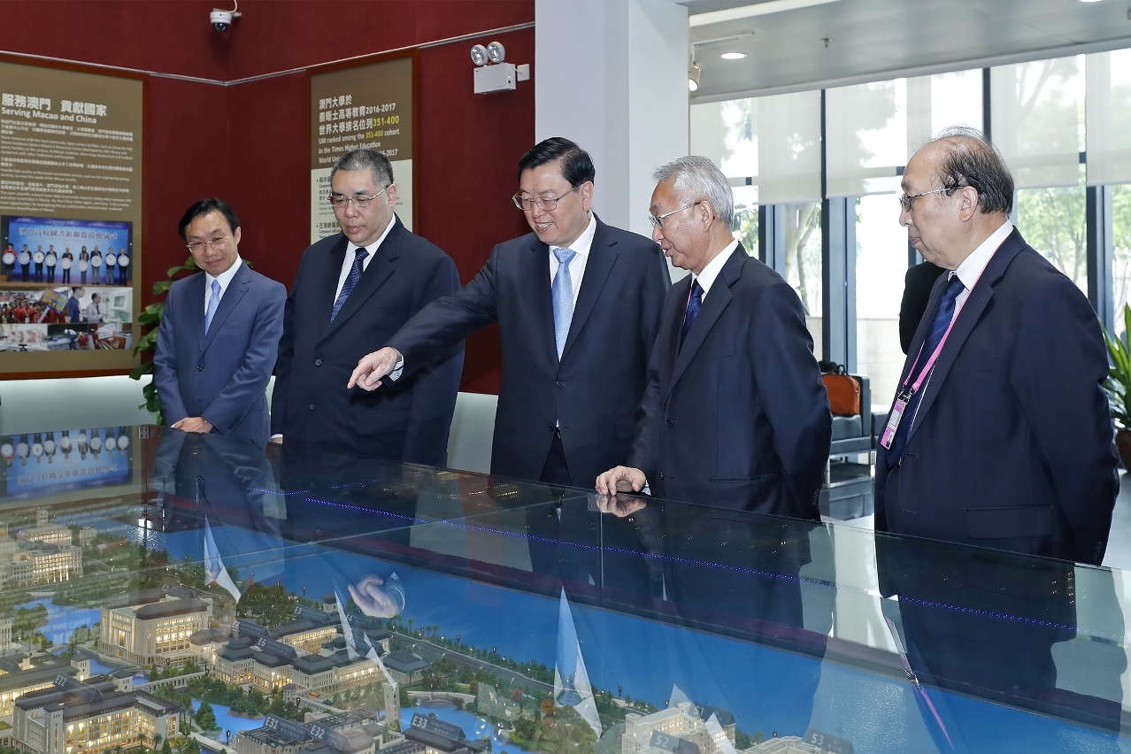 UM University Council Chair Lam Kam Seng (2nd from right) tells Zhang Dejiang about the master plan for the campus