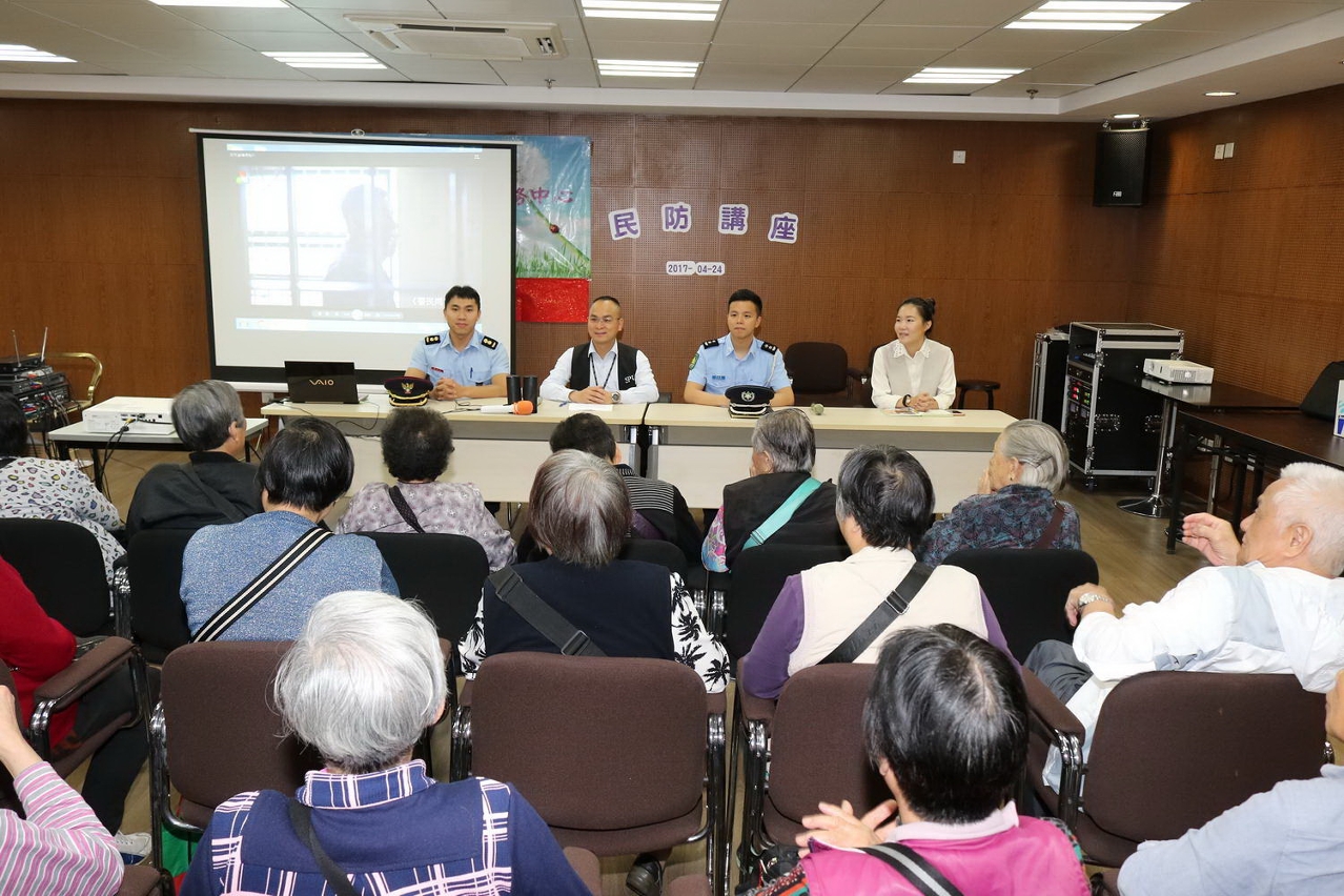 警察總局聯同保安協調辦公室、治安警察局、消防局到社團活動中心進行防風宣傳