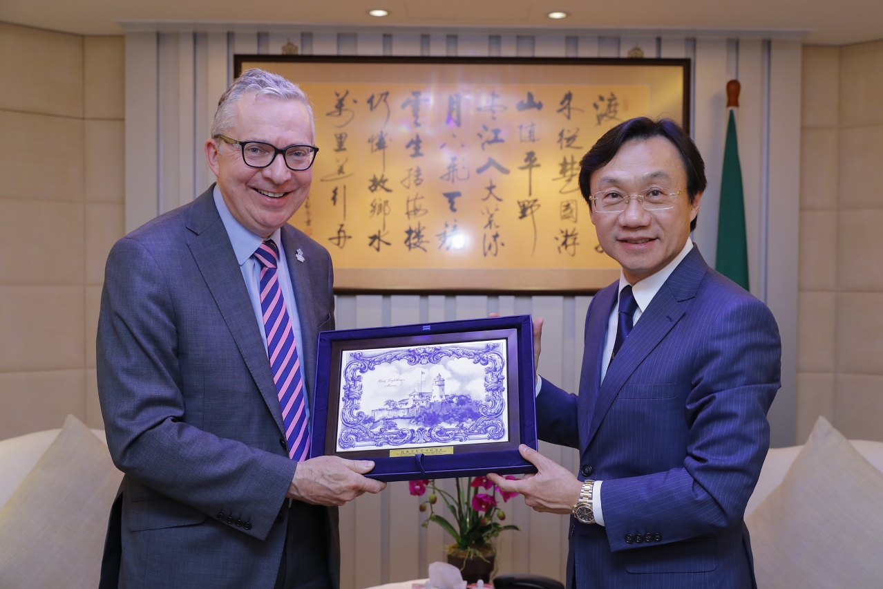 Alexis Tam reuniu-se com o presidente da Alzheimer’s Society, UK, Jeremy Hughes.