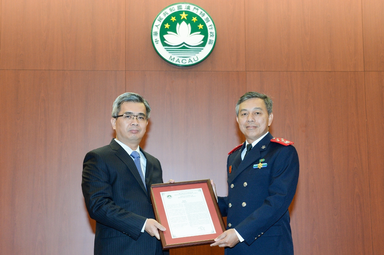 保安司司長嘉獎冼桓球副海關關長
