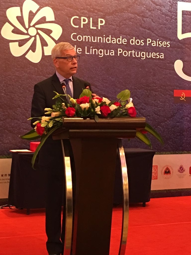 O Embaixador do Brasil discursando na qualidade de país que assume a presidência da Comunidade dos Países de Língua Portuguesa