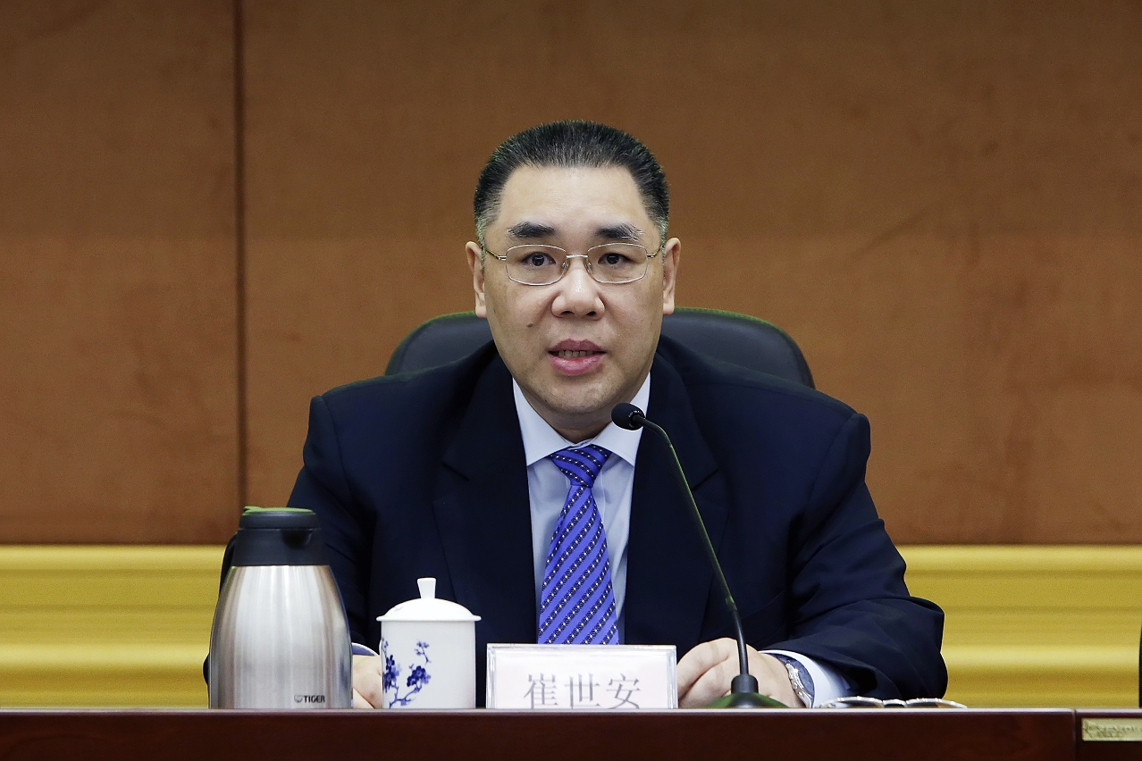 The Chief Executive, Mr Chui Sai On, speaks at the briefing session for sharing new policies and aspirations that had been set out in the recently concluded “Two Sessions”.