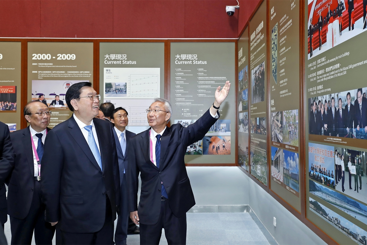 張德江對澳大的書院制度和科研發展很感興趣