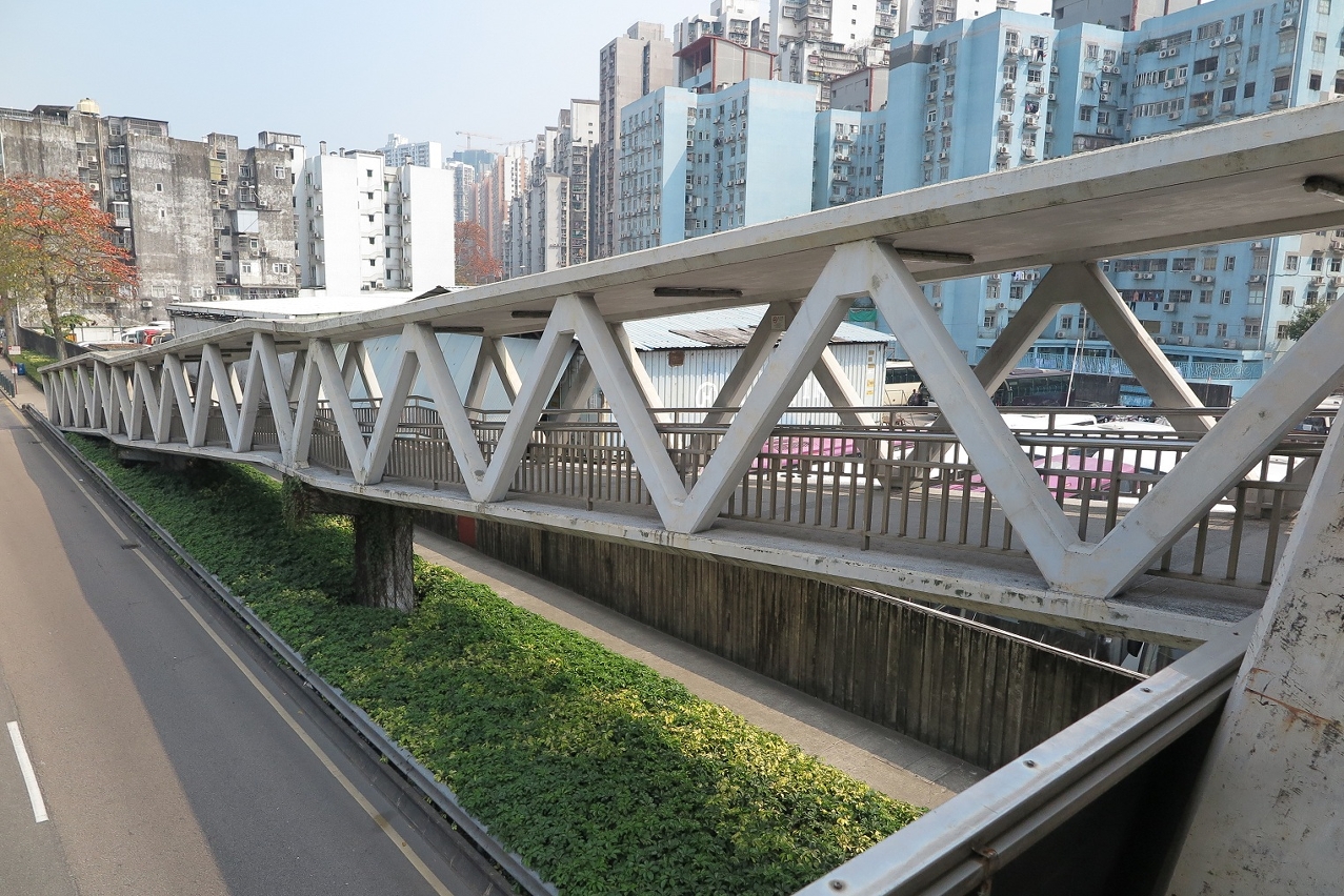 天橋兩條坡道將拆除並各設置一部升降機