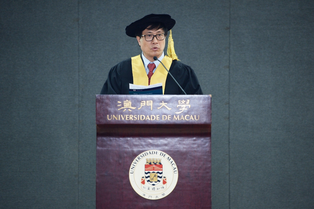 IAPME Director Tang Zikang delivers a citation for Prof Wieman