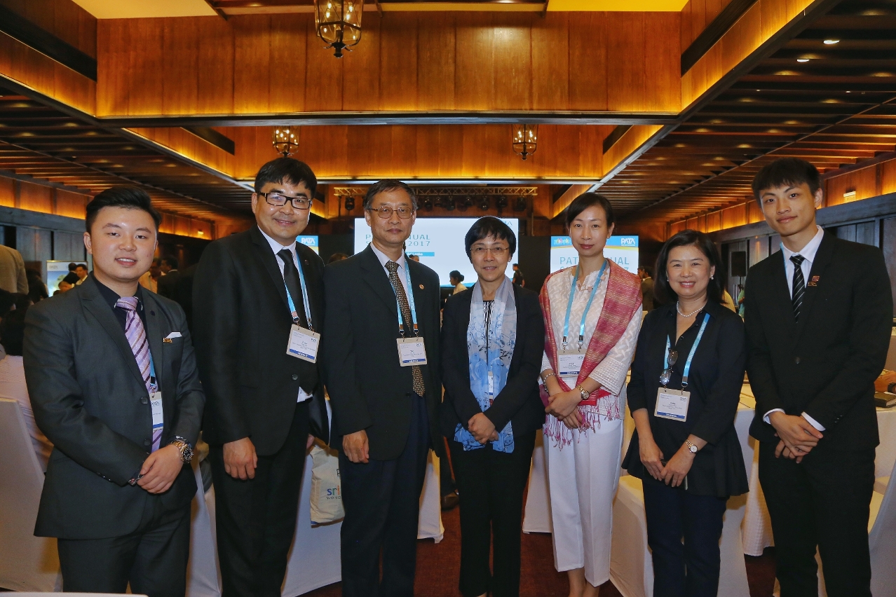Fotografia de groupo da directora da DST, Maria Helena de Senna Fernandes, com a presidente do IFT, Fanny Vong, o presidente da Faculdade de Hospitalidade e Gestão Turística da MUST, Philip Xie, entre outros, na cimeira