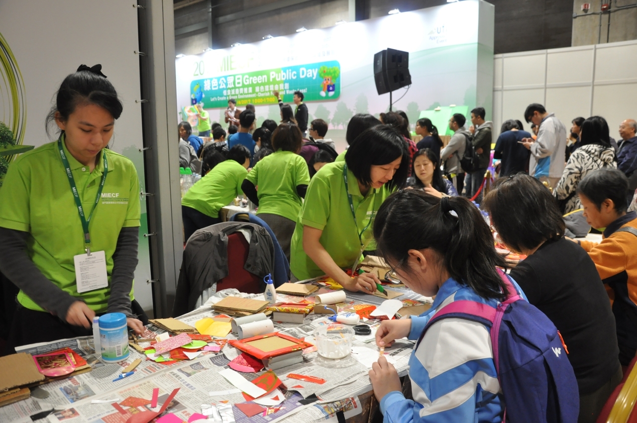 The environmental workshops at the “Green Public Day” promote the use of imagination and creativity to convert household waste into environmentally friendly articles.