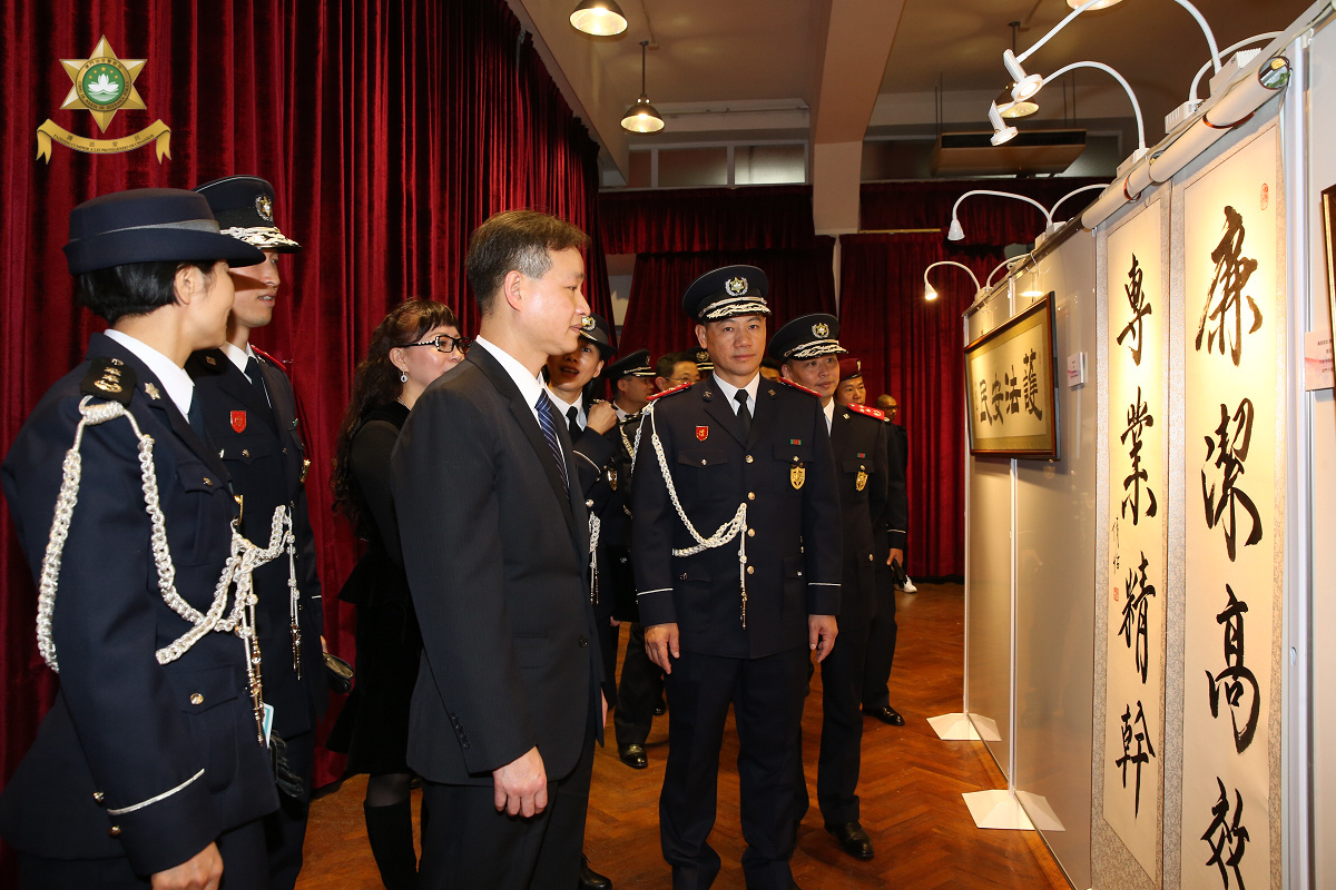 警察總局馬耀權局長及治安警察局各領主管欣賞書法作品