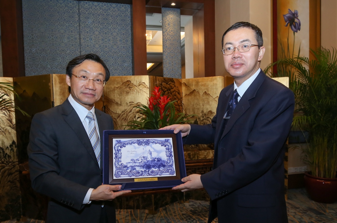 O encontro entre Alexis Tam e o Vice-governador da cidade, Ai Xuefeng