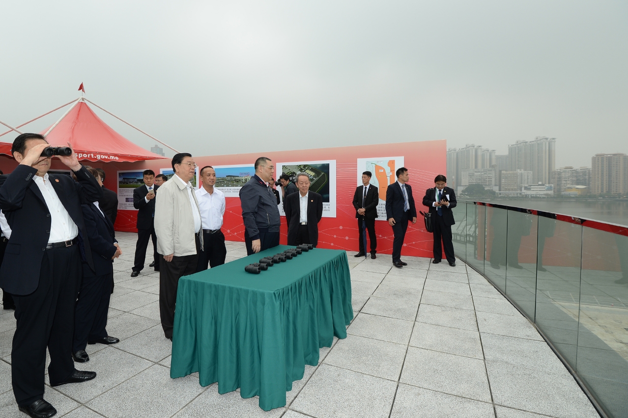 Apresentação sobre a construção da Ponte Hong Kong-Zhuhai-Macau ao Presidente do Comité Permanente da Assembleia Popular Nacional, Zhang Dejiang, no Edifício do Grande Prémio de Macau