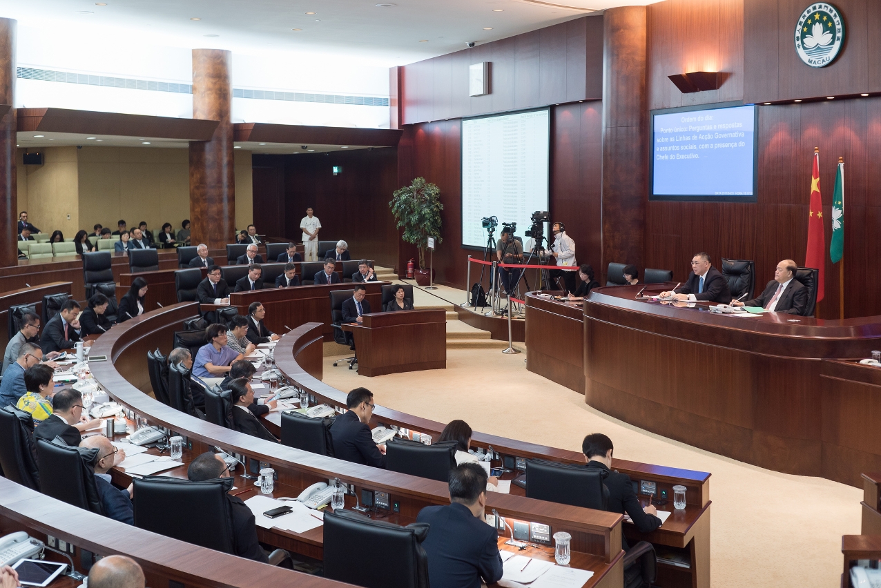 Chefe do Executivo, Chui Sai On presente  no plenário da Assembleia Legislativa para responder às perguntas dos deputados