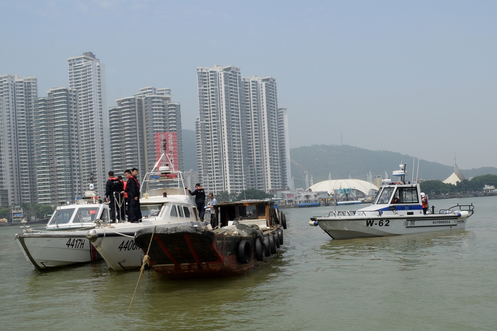 海關與廣東省海警在澳門管理海域及外圍巡查往來船隻