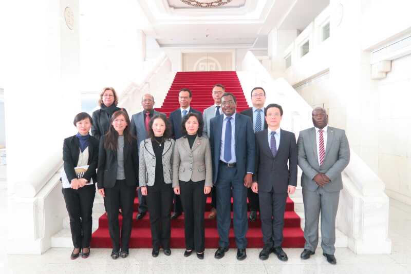 Visita ao Ministério do Comércio da China