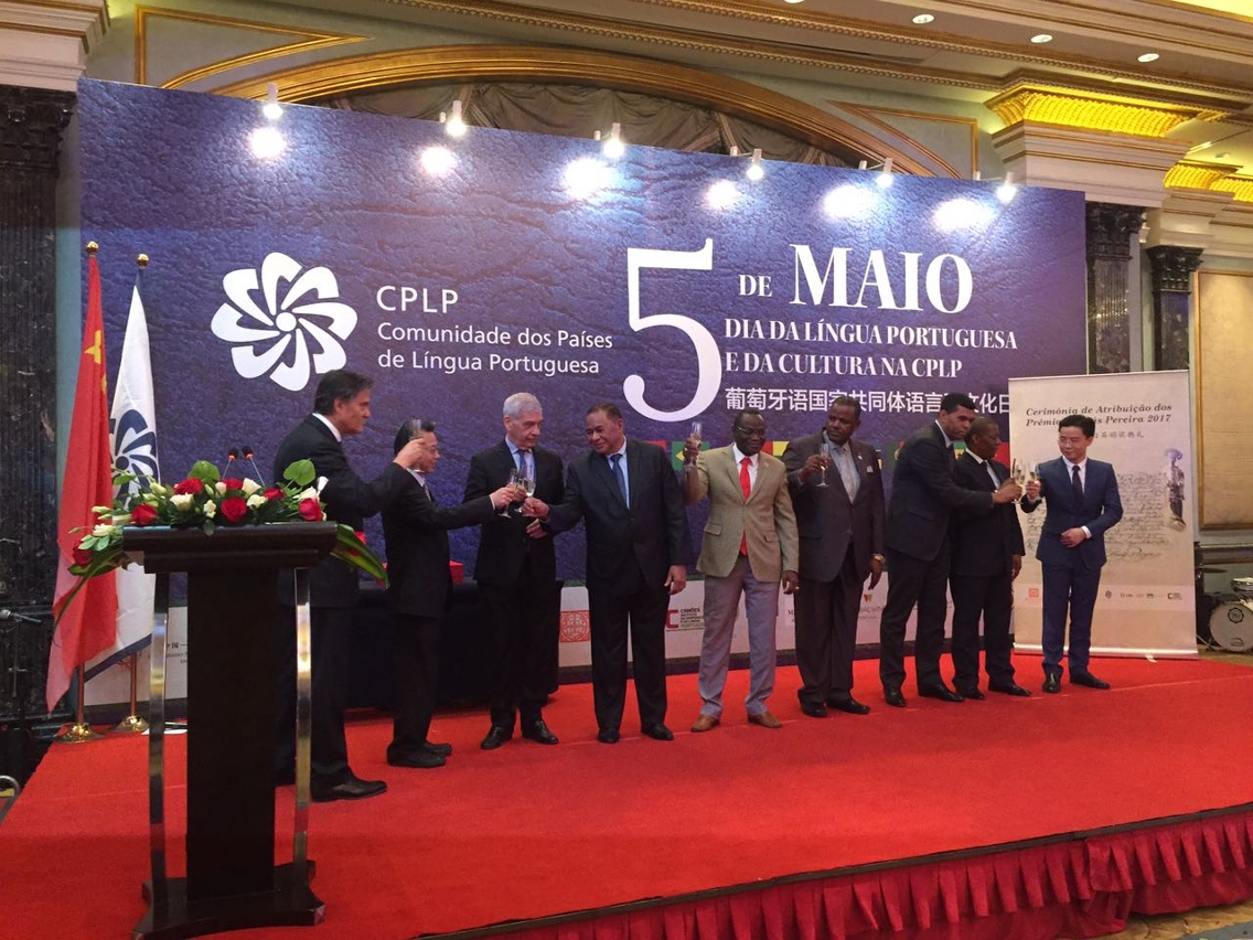 Fotografia de grupo com brinde entre os embaixadores dos Países de Língua Portuguesa e o Secretariado Permanente representado pelo Secretário-geral Adjunto do Fórum de Macau, em representação da China, Dr. Ding Tian.
