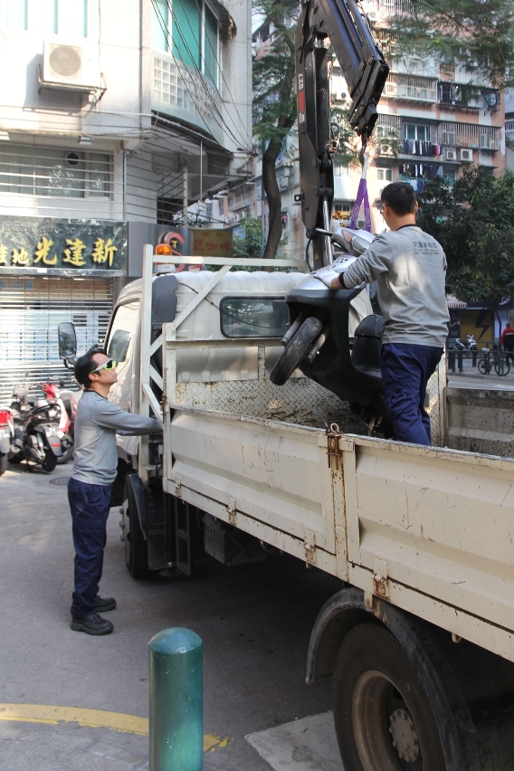 交通事務局人員持續移走公共道路欠繳行車稅車輛