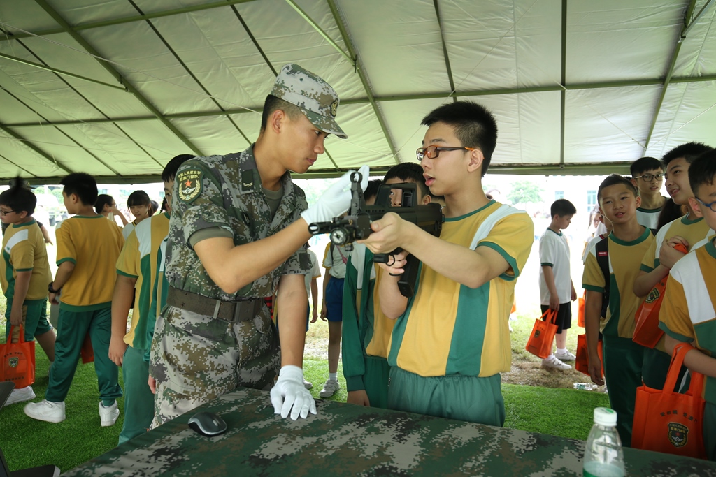 學生操作軍事設備